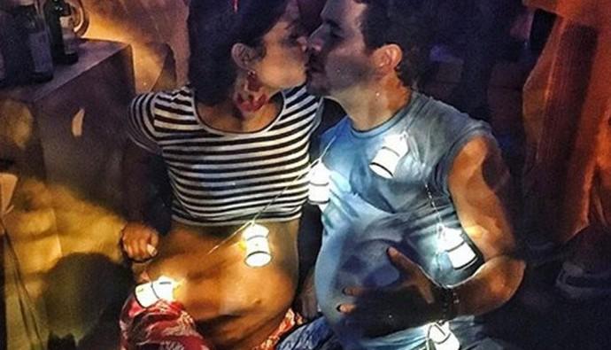 Grávidos, Sophie Charlotte e Daniel Oliveira desfilam barrigão no Carnaval