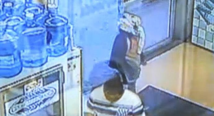 Menino de 8 anos tenta assaltar loja nos EUA