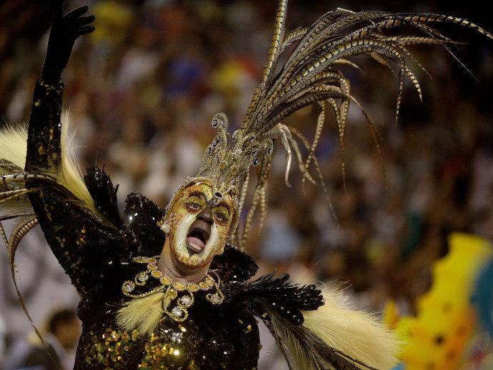Primeira noite de desfiles em SP começa com susto, mas escolas fazem grande festa