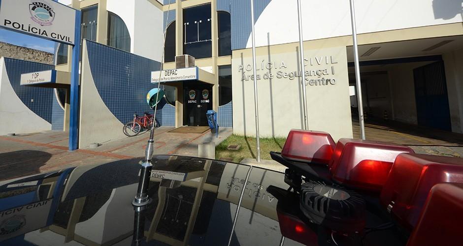 Embriagada mãe dorme em cima de bebê