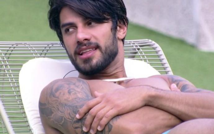 Depois de beijar Munik, Renan tem crise existencial no 'BBB16'