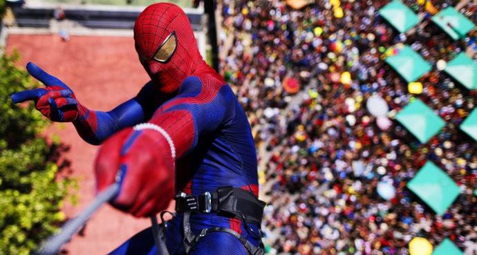 Super-heróis invadem as ruas de Olinda