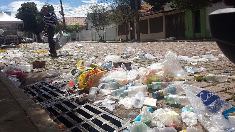 Sujeira incomoda quem mora na região de folia