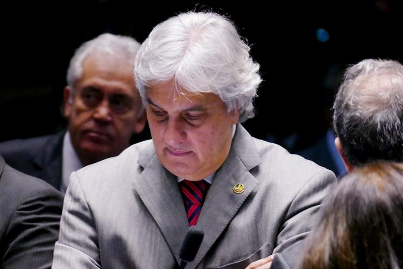 Delcídio passa aniversário na cadeia e defesa tenta anular gravação