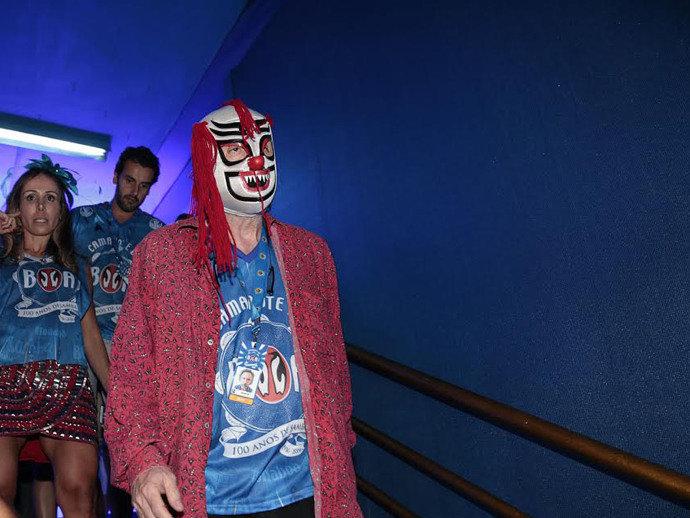 Fantasiado de palhaço, Tim Burton curte Carnaval no Rio