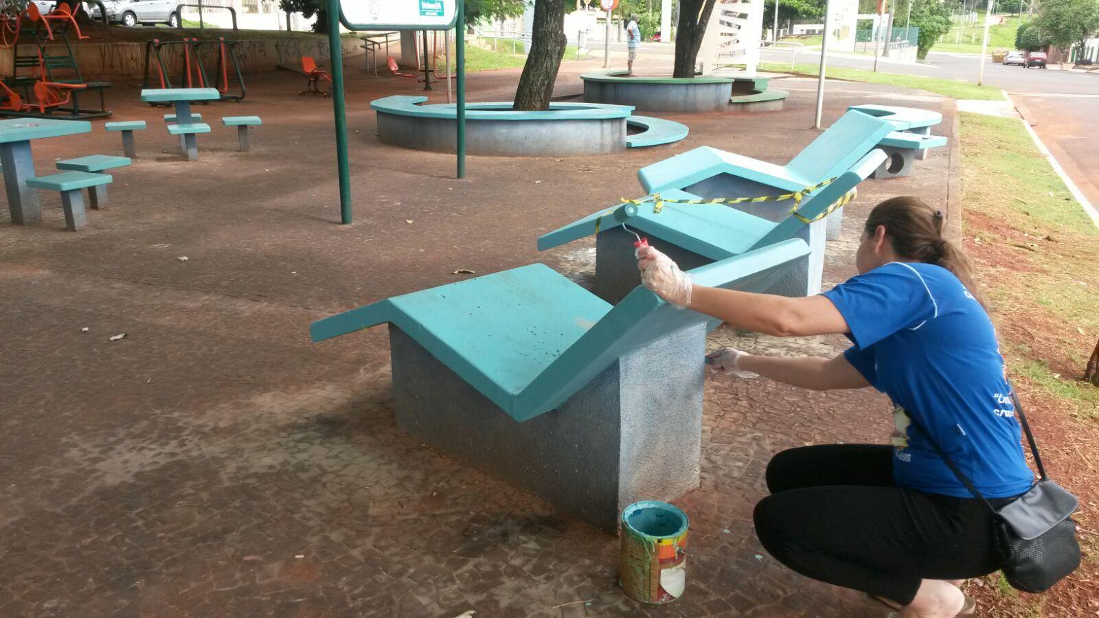 Casal revitaliza trecho da Orla Morena por conta