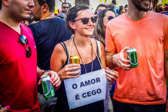 No Carnaval da crise, o hit dos blocos é a bebida que vem de casa