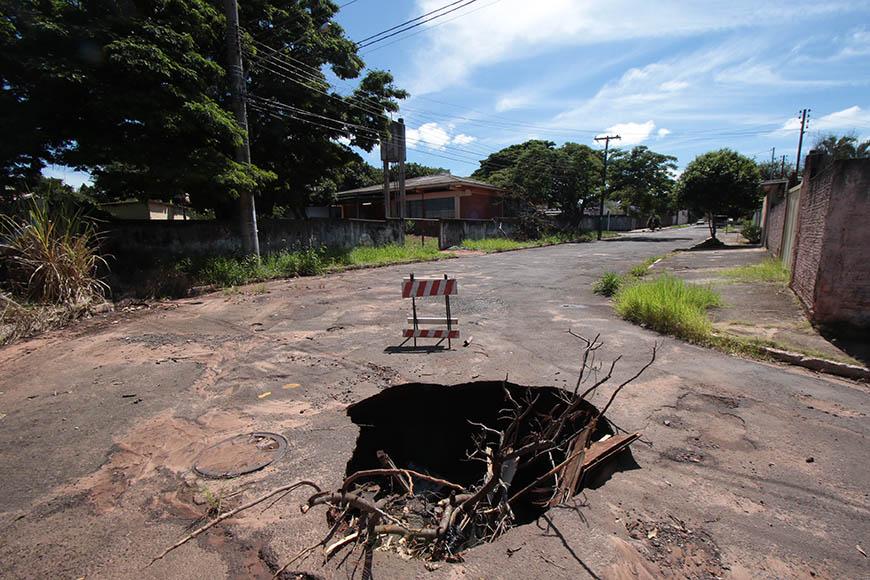 Nem tapa-buraco resolve problema em rua da capital