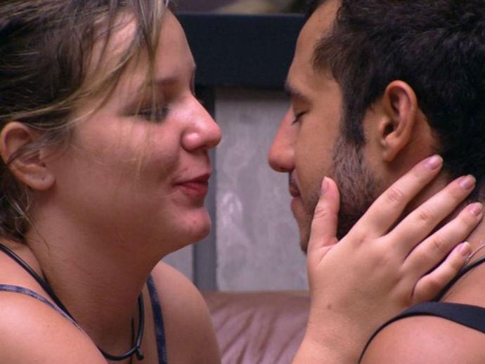 'DR' com Maria Claudia faz Matheus chorar em festa
