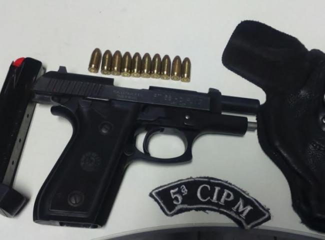 Guarda municipal é preso pela polícia durante blitz com arma de fogo ilegal