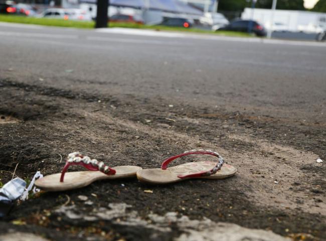 Viatura policial atropela mulher que dormia na rua durante a madrugada