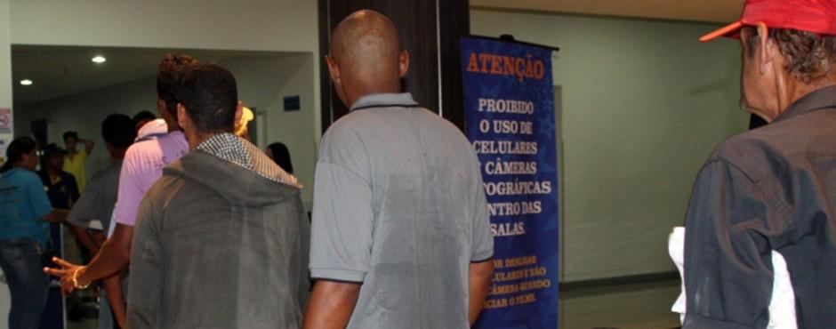 Moradores de rua assistem “Os Dez Mandamentos”