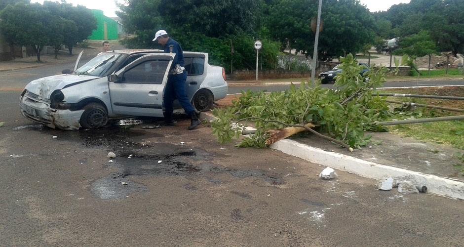 Motorista fica ferido ao colidir em poste na Interlagos
