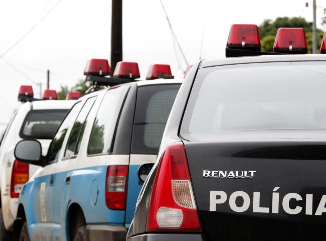 Para fugir de assassino, jovem pula arame farpado e vai parar no hospital