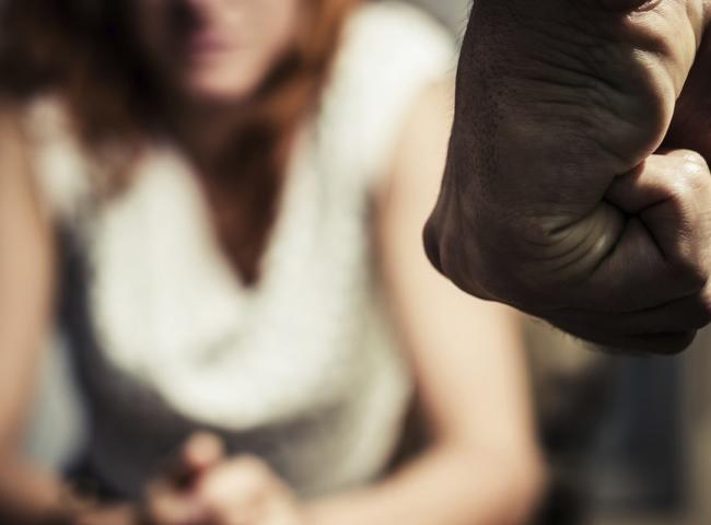 Mulher se recusa a dar dinheiro para marido e tem a mandíbula quebrada