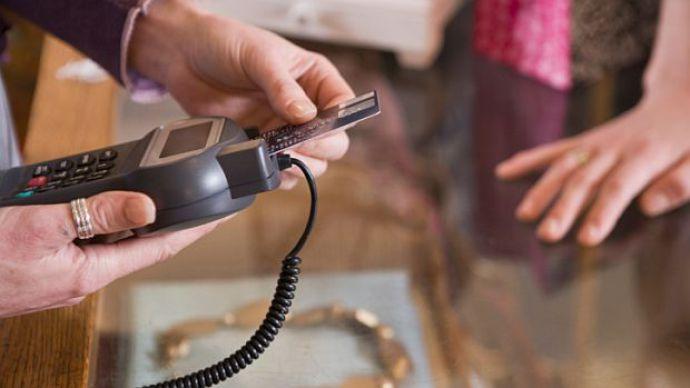 Com juro recorde, dívida dos brasileiros no rotativo do cartão de crédito dispara em 2015