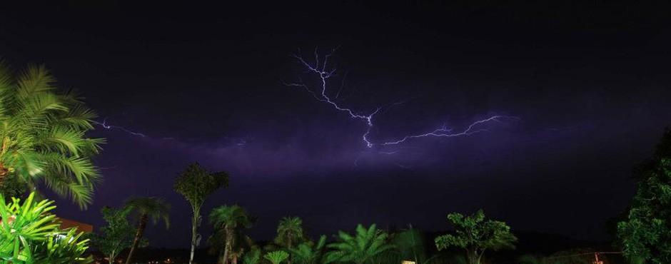 Capital é atingida por 777 raios por hora