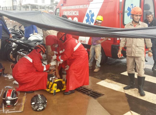 Casal cai de moto e polícia suspeita que veículo é produto de roubo