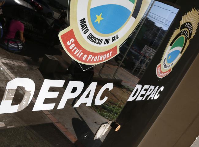 Bandido apanha de populares após furtar celular em ponto de ônibus