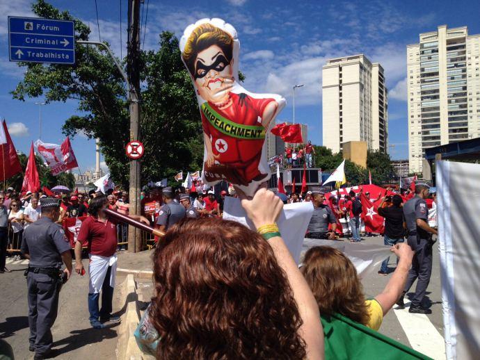 Fórum onde Lula iria depor é palco de confronto em São Paulo