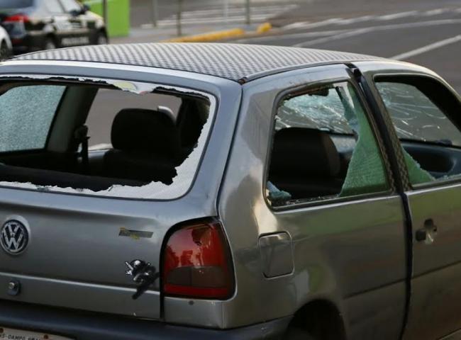 Cliente não paga programa, corta travesti e tem carro depredado no centro