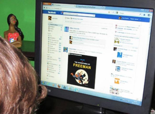 Mulher reclama na polícia por ser difamada no Facebook por ex-namorada vingativa