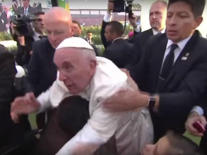 Jovem 'egoísta' quase derruba papa em evento no México