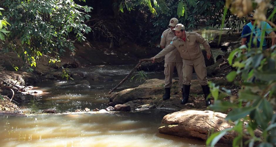 Homem é encontrado morto em córrego