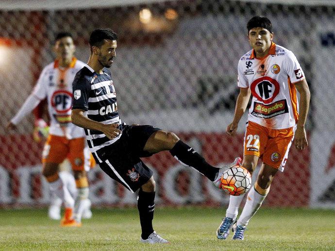 Libertadores: Corinthians vence com gol contra no final