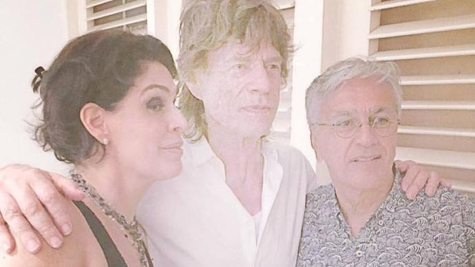 Mick Jagger mal chega ao Brasil e se encontra com Caetano Veloso