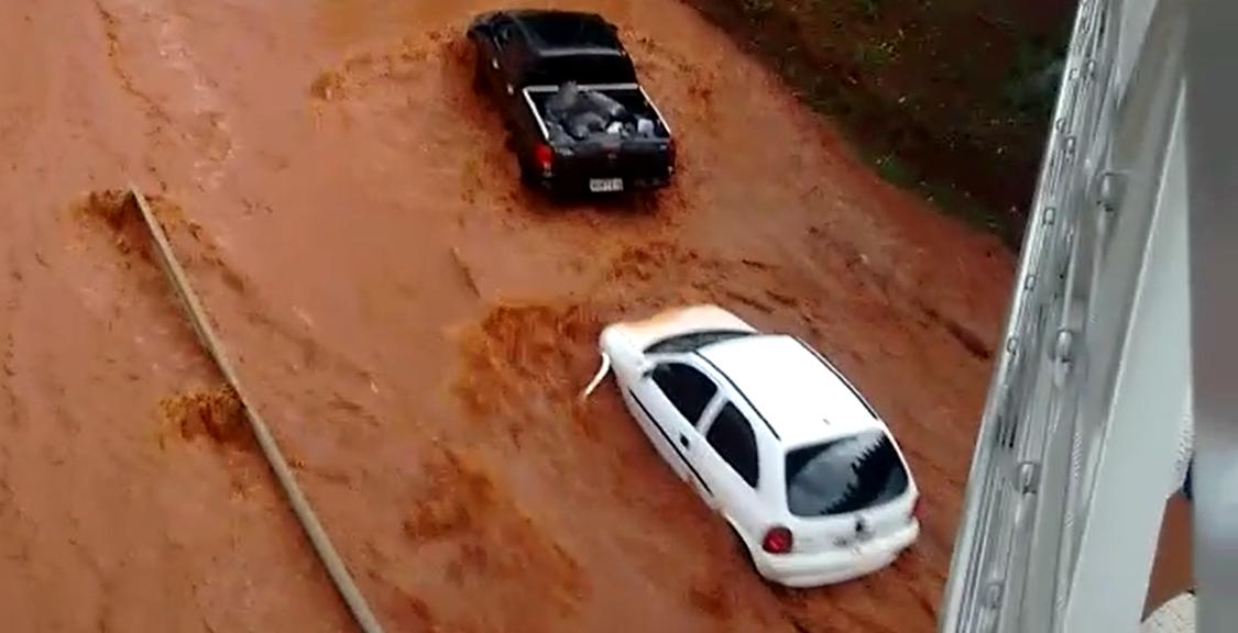 Chuva arrastou veículos e provocou estragos na Capital