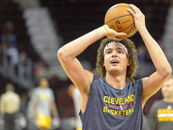 Varejão é dispensado e procura time na NBA; LeBron lamenta
