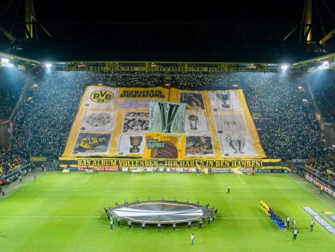 Torcida do Borussia Dortmund faz incrível mosaico de álbum de figurinhas