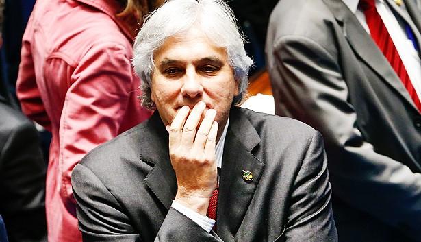 Sem tornozeleira, Delcídio voltará a exercer cargo de senador