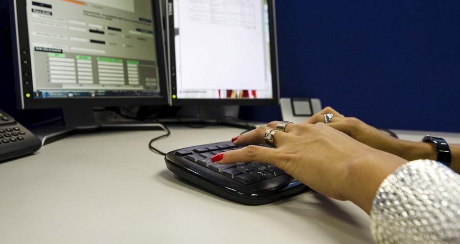 Mulher trabalha cada vez mais que o homem