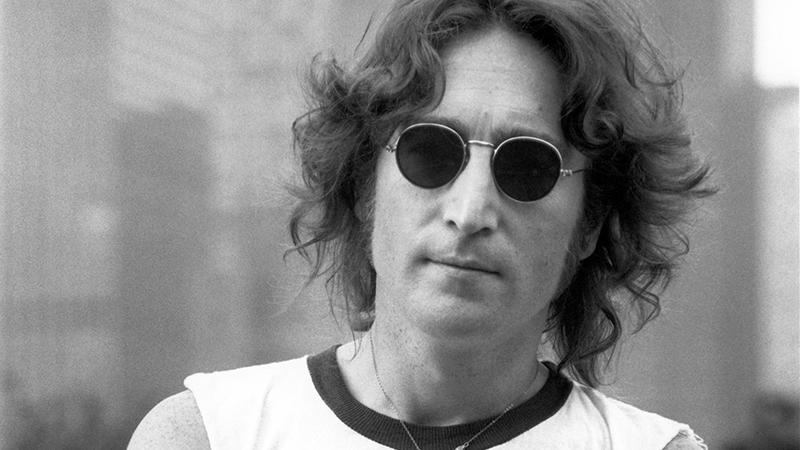 Mecha de cabelo de John Lennon é leiloada por R$ 140 mil