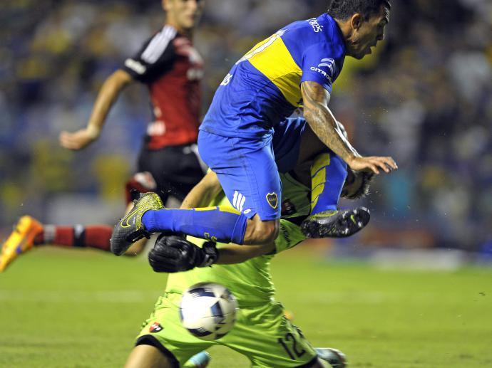 Tevez quebra o maxilar de goleiro em dividida
