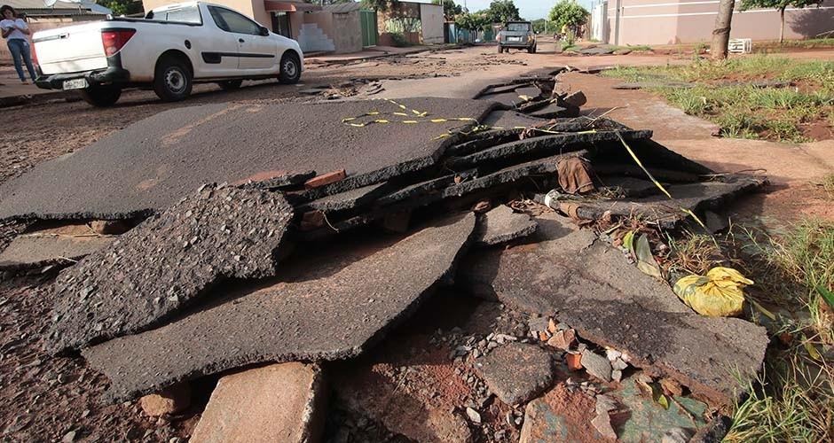 Bernal diz que dinheiro foi gasto em asfalto fino