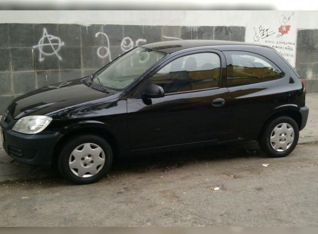 Estudante é sequestrada e mantida em porta-malas de carro durante assalto