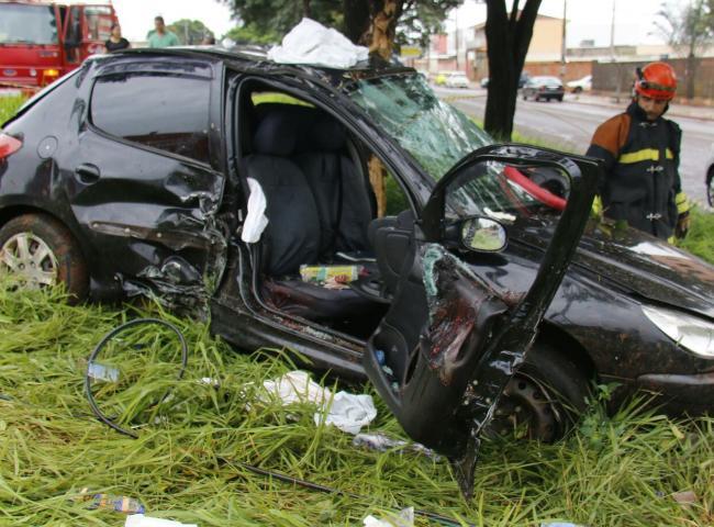 Embreagem falha e irmãs ficam presas nas ferragens após baterem em árvore