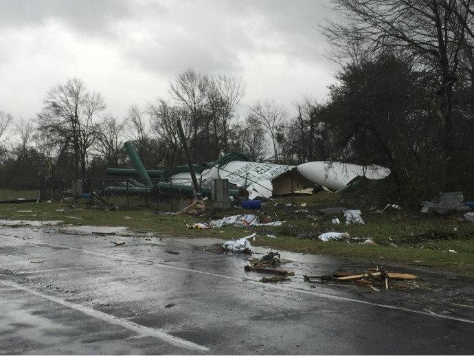 Tornados deixam 3 mortos e dezenas de feridos nos EUA