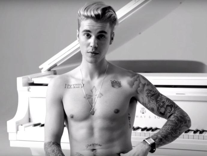 Justin Bieber aparece (quase) nu em capa de revista