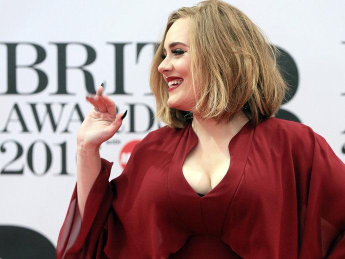 Adele abusa do decote no Brit Awards