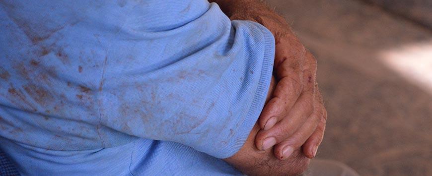 Trio espanca jardineiro para roubar par de botina