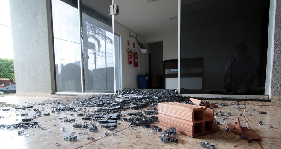 Empresa recebe, não faz casas e acaba depredada