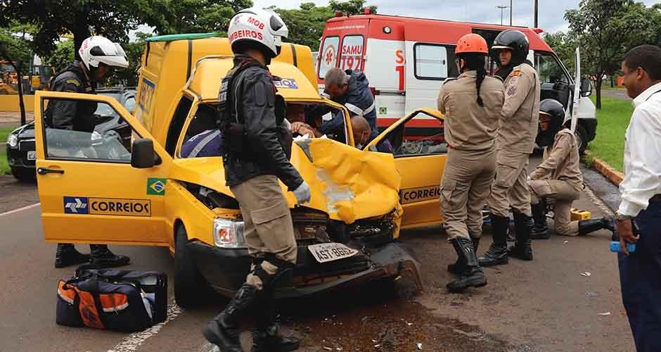 Homem fica preso nas ferragens em acidente