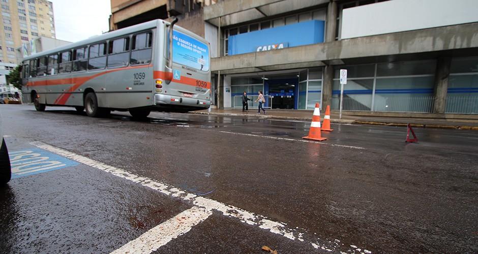Durante chuva, idosa é atropelada por ônibus