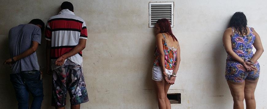 Jovens embriagados colidem em carro, tentam fuga, mas são detidos pela GM