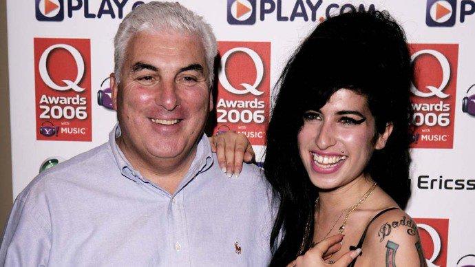 Após Oscar, pai de Amy Winehouse volta a criticar documentário sobre a filha