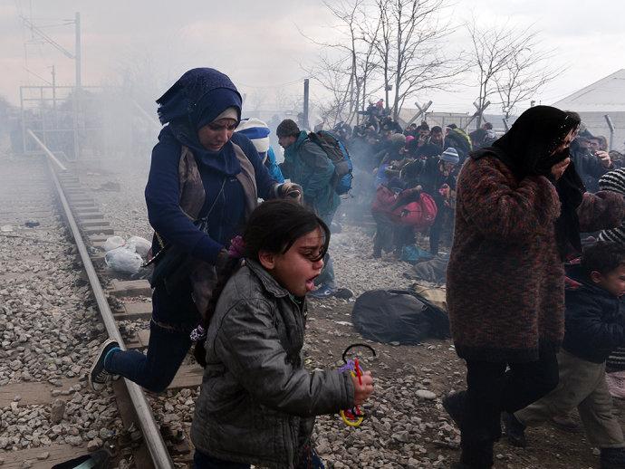 Refugiados brigam com a polícia na fronteira entre Grécia e Macedônia
